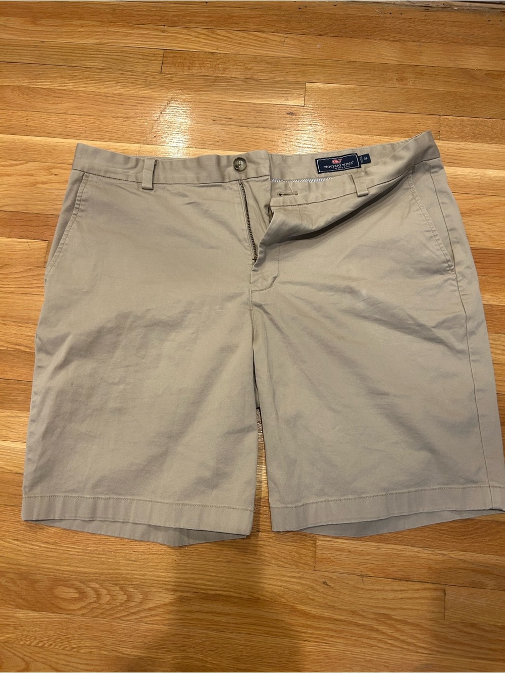 Men's Classic Vineyard Vines Chino Shorts in Light Khaki: 36W